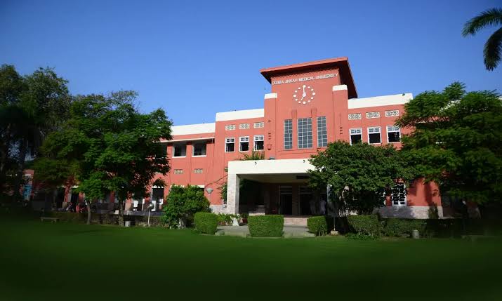 Fatima Jinnah Medical University building